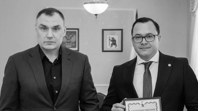 Юрий Зайцев вручает благодарственное письмо банку «Йошкар-Ола», Владимир Ковалев